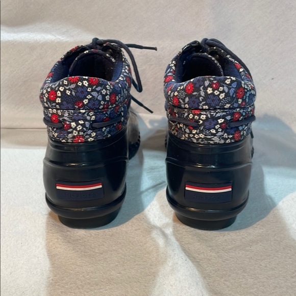 Tommy Hilfiger Navy and Red Floral Winter Rain Boots Like New! Warm Waterproof - Picture 5 of 13